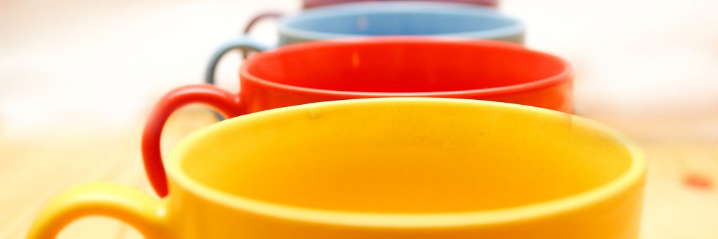 4 tasses de couleurs différentes alignées Colors of Tea