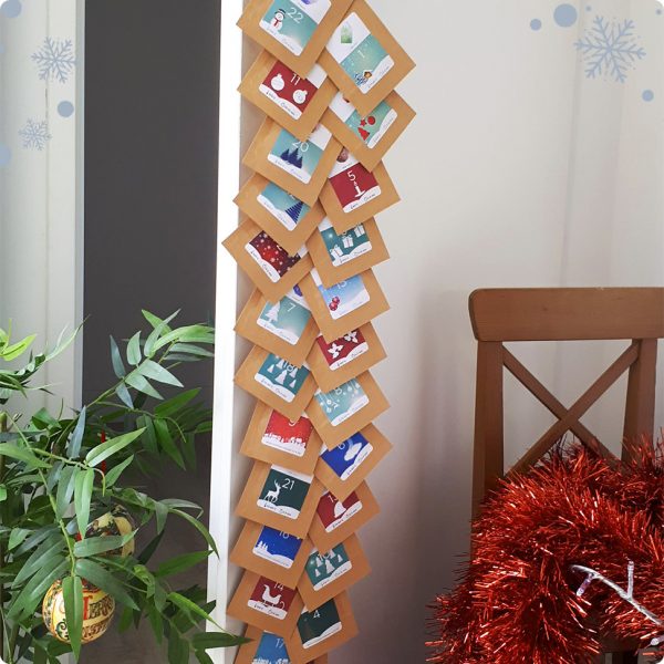 calendrier de l'avent colors of tea accroché à une poignée de porte