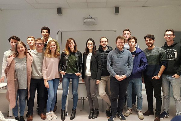 Madame de la Com accompagnée d étudiants