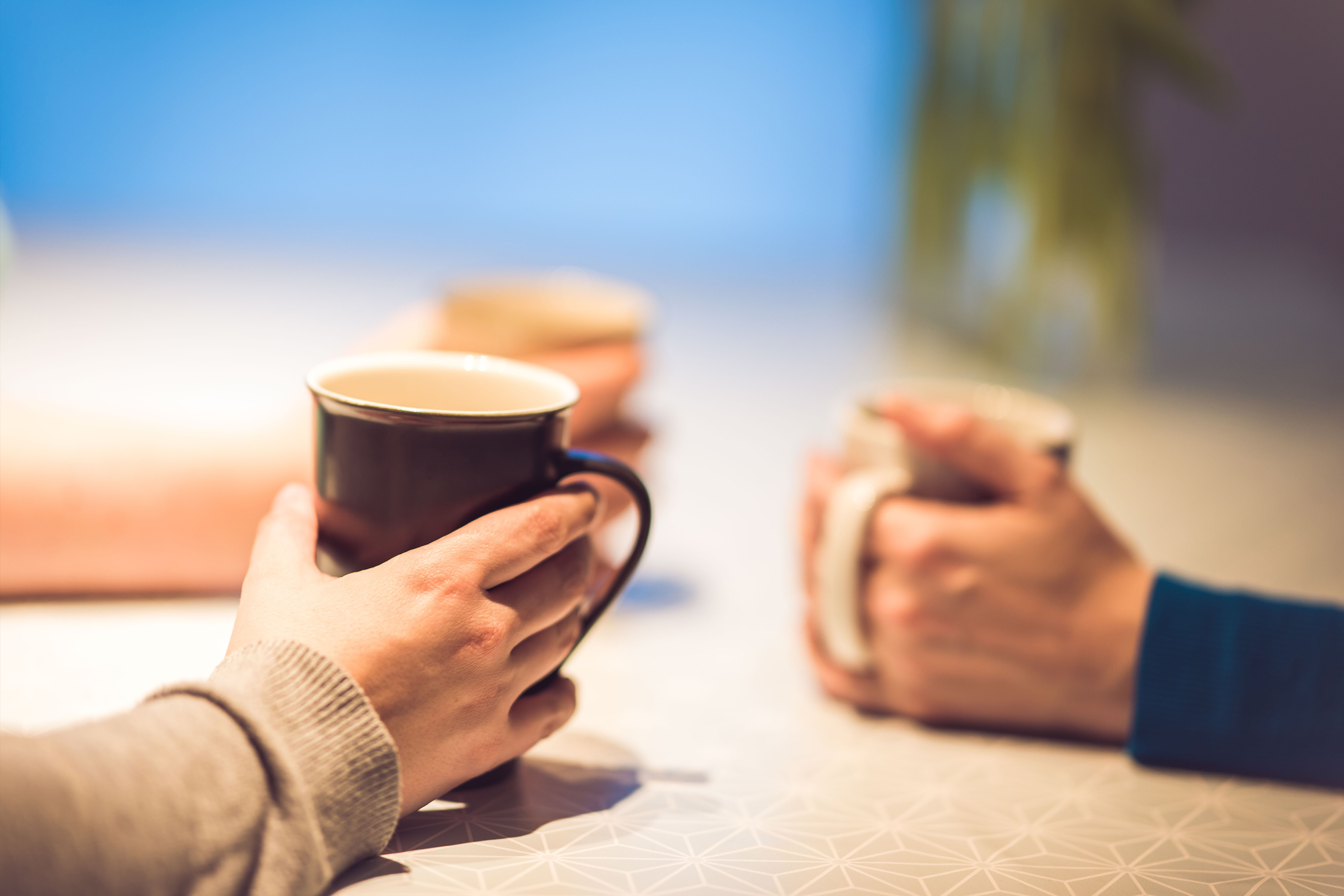 tasses autour d'une table